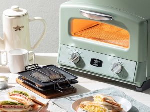 高橋さんのおすすめは専用のプレートを使ったホットサンド。「裏返したり火加減を調整する必要がなく、パンの耳までカリッと焼けてすごくおいしいです」