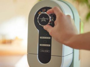 アラジンといえばストーブの芯を上げ下げする「ダイヤル方式」が象徴的。その伝統を受け継ぎ、トースター同様、ダイヤルをコーヒーブリュワーの調節にも採用