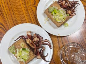 『久村の酒場』の定番メニュー「あげ・げそセット」
