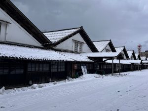 往時の反映を偲ばせる、巨大な米蔵が連なる「山居倉庫」