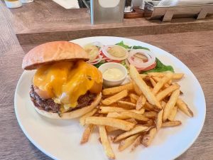 一番人気の「アップルチーズバーガー」2266円