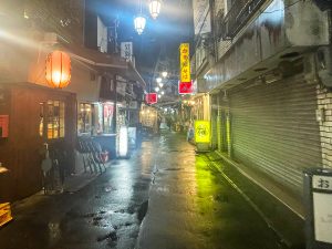 南口を出てすぐ右に戎通りがあります