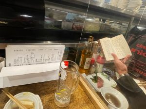 「読者しながらの一人飲み」は中央線沿線の大衆酒場でよく見る光景