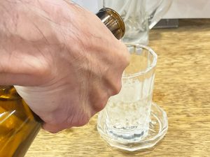 スタッフがその場で注いでくれる焼酎（ストレート・240円）