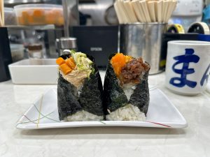 左：「最近のトッピングのベストテン」でランキング第1位の組み合わせは「ツナ＋山ごぼう＋ねぎ」（610円）、右：“殿堂入り”の組み合わせ「卵黄醤油付け＋肉そぼろ」（680円）