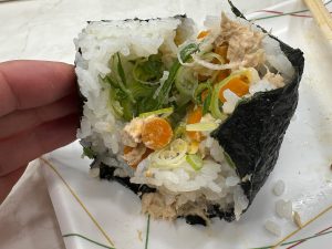 こちらは「最近のトッピングのベストテン」でランキング第1位の組み合わせは「ツナ＋山ごぼう＋ねぎ」（610円）。ふわふわとしたおにぎりが伝わるでしょうか！