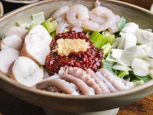 タコとホルモン、海老、ネギなどの野菜がたっぷり！