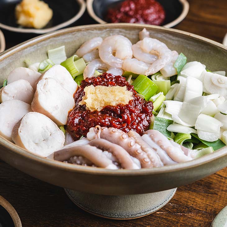 タコとホルモン、海老、ネギなどの野菜がたっぷり!