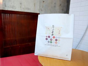 テーブルもイスもあってパッと買ってサッと食べるのにも最適