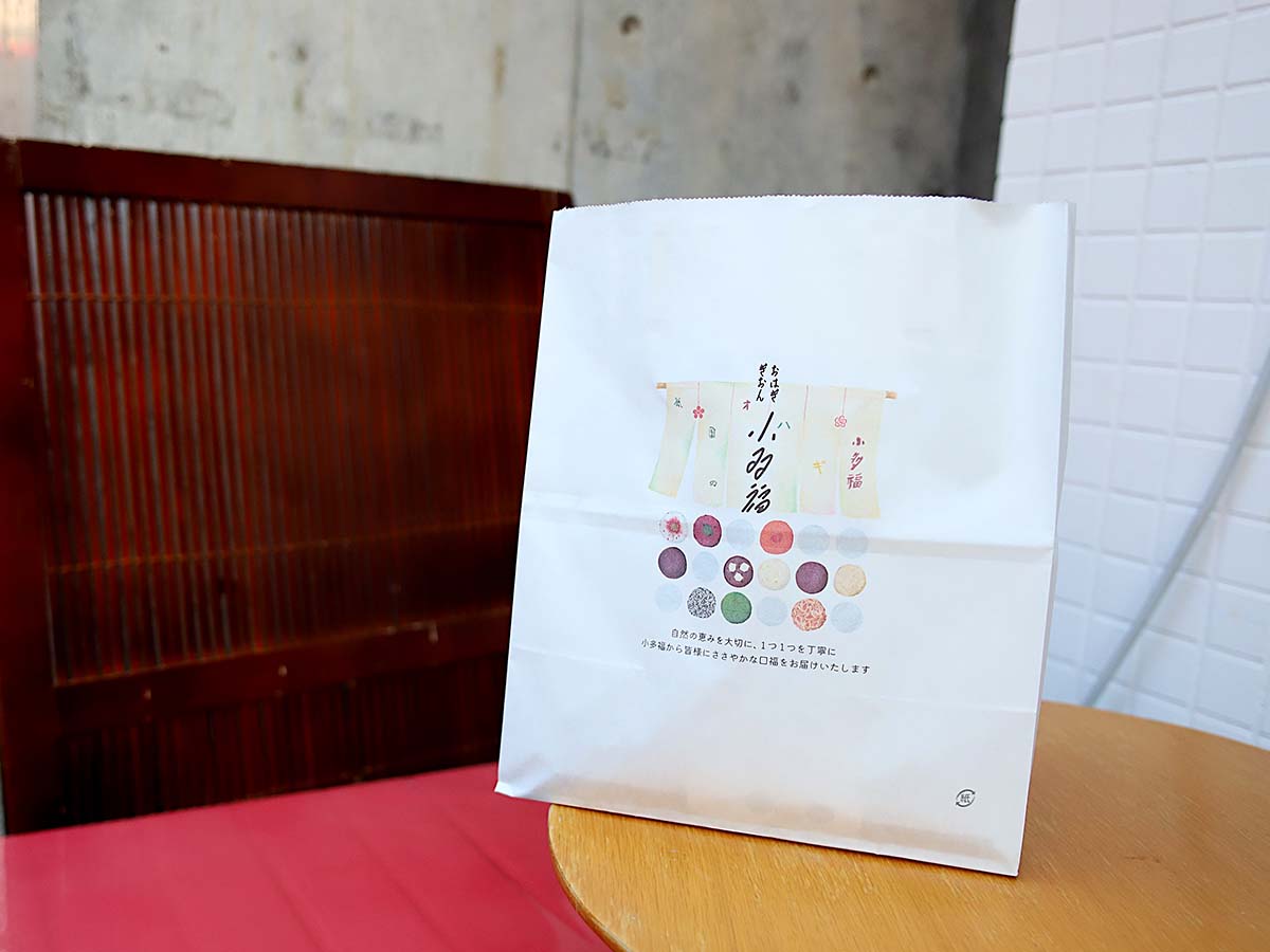 テーブルもイスもあってパッと買ってサッと食べるのにも最適