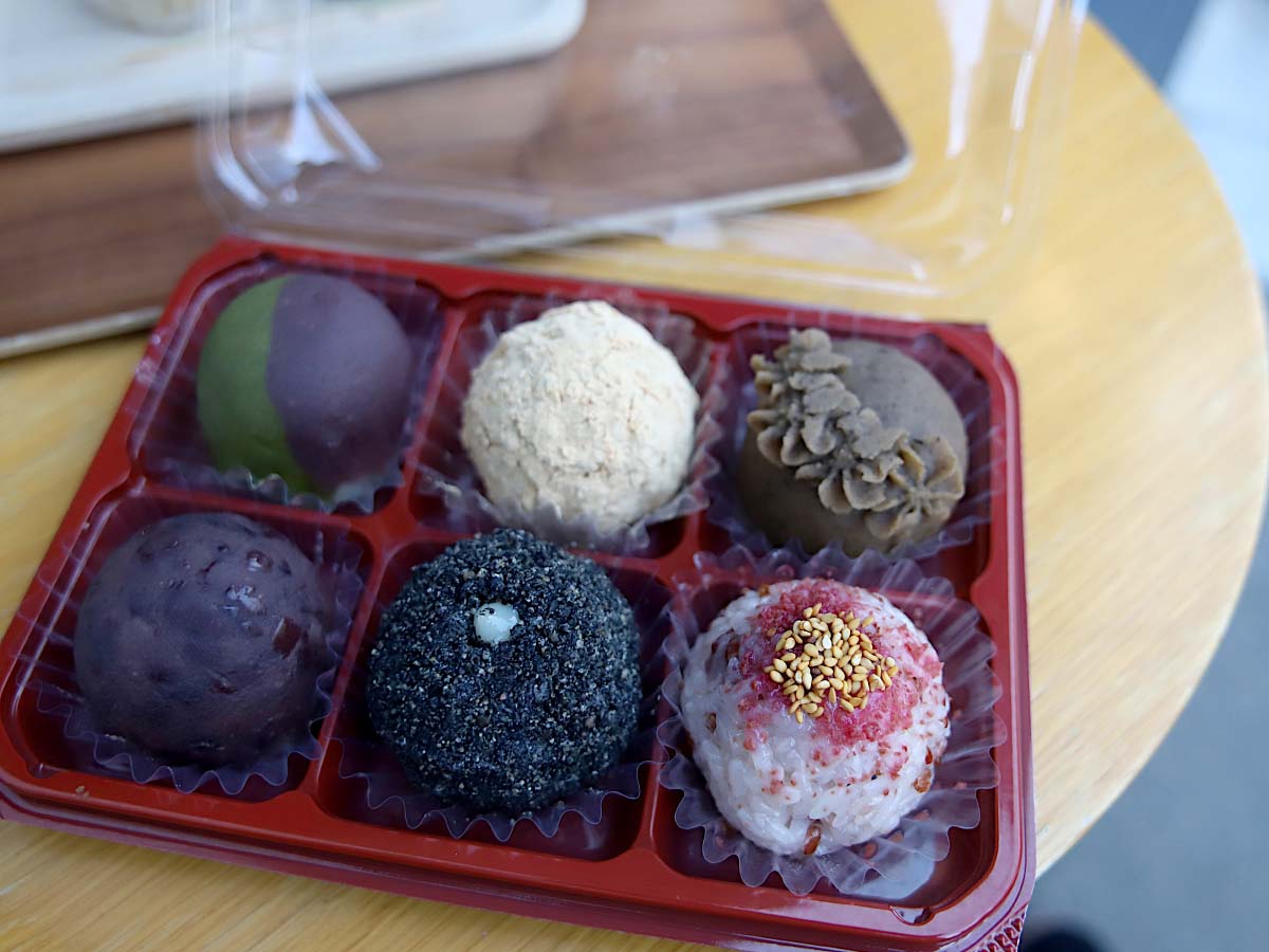 左上から時計回りに京抹茶 260円、きな粉230円、ほうじ茶 280円、縁喜米250円、西京味噌 260円、粒あん230円