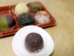 カラフルなおはぎもいいけど、やっぱり粒あんも美味　[食楽web]