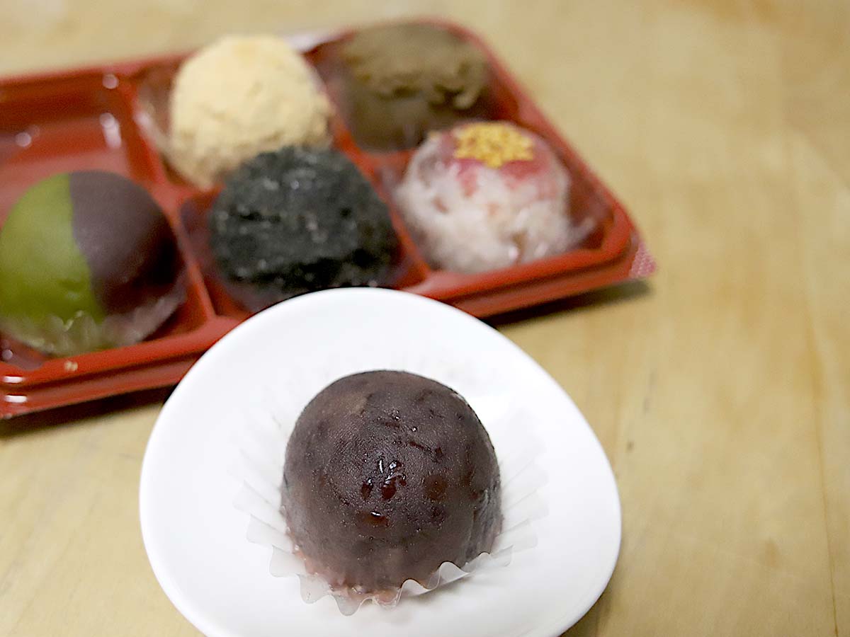 カラフルなおはぎもいいけど、やっぱり粒あんも美味　[食楽web]