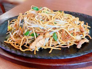 鉄板の上に盛り付けられた焼きそば
