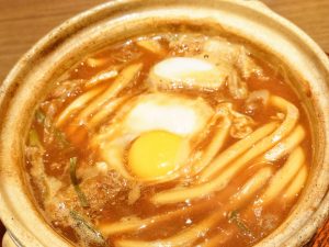 新幹線を途中下車してでも味わいたい！『山本屋本店』の名古屋名物“味噌煮込みうどん”