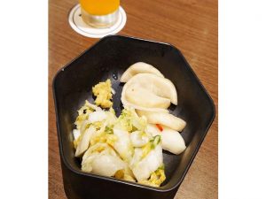 お新香とビールで乾杯