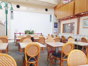 店内は吹き抜けの天井にが開放的で、テーブルも広々と、座席数も多いので、ゆったりと過ごせます。