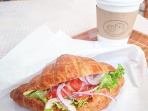 白い紙に包まれたクロワッサンのサンドイッチ