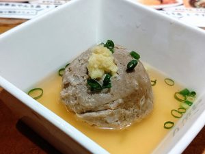 女川や銚子などで水揚げされたさんまに、刻んだ玉ねぎを合わせた一品。すりおろし生姜との相性も抜群の「　さんまの手取りつみれ」。