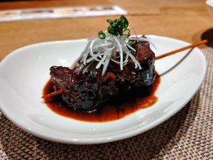 「牛すじ」は1日煮込んで仕上げた、まるでビーフシチューのような濃厚な味わい。
