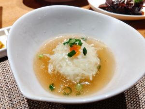 「福しゅうまい」は下関・村田のふぐを贅沢に使ったふわふわのしゅうまい。上品なあんが、ふぐの旨みを引き立てます。