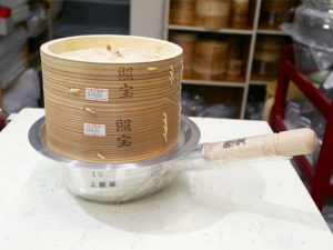 セイロは洗わず、濡らしたフキンを絞って汚れを拭き取り、自然乾燥させて使います