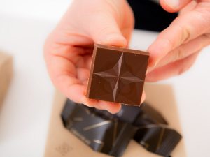 表面のチョコレート（キャレショコラ）は形もおしゃれ