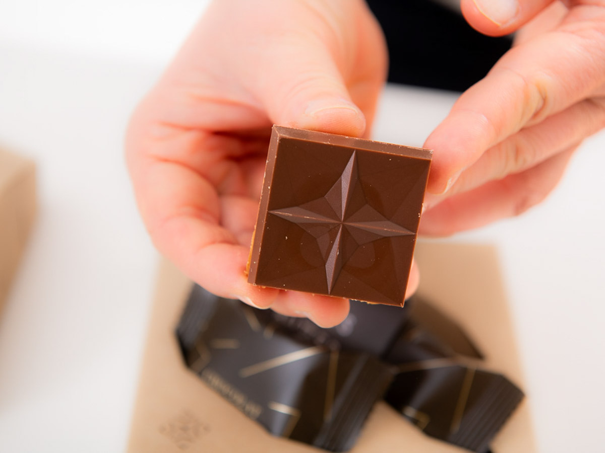 表面のチョコレート(キャレショコラ)は形もおしゃれ