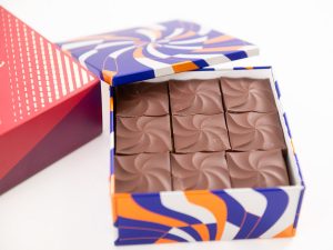「しろいし洋菓⼦店のショコラクッキー⽸〜ひみつの路地〜」4050円