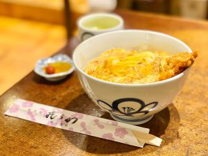 天丼と親子丼の奇跡の融合！ 福岡『飛うめ』の名物「天とじ丼」の魅力とは？