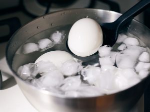 氷水にとり10分ほど冷やし、殻をむく
