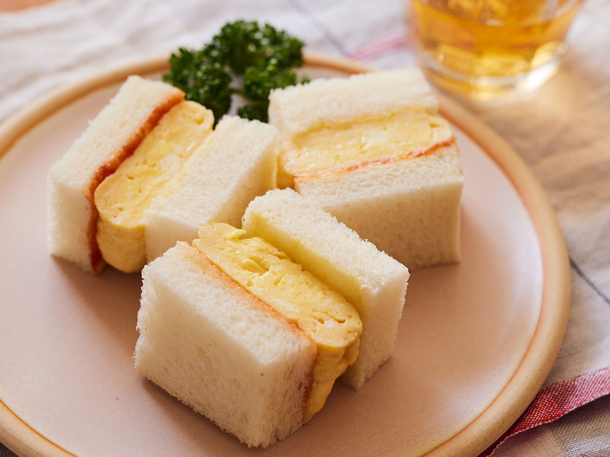 「関西風たまごサンドはだしが効いたふわふわで優しい味わい。オムレツとだし巻き卵が掛け合わされた感じです。この作り方なら、一人分でもふわふわのたまごサンドが作れますよ」(東京ソロごはん。)
