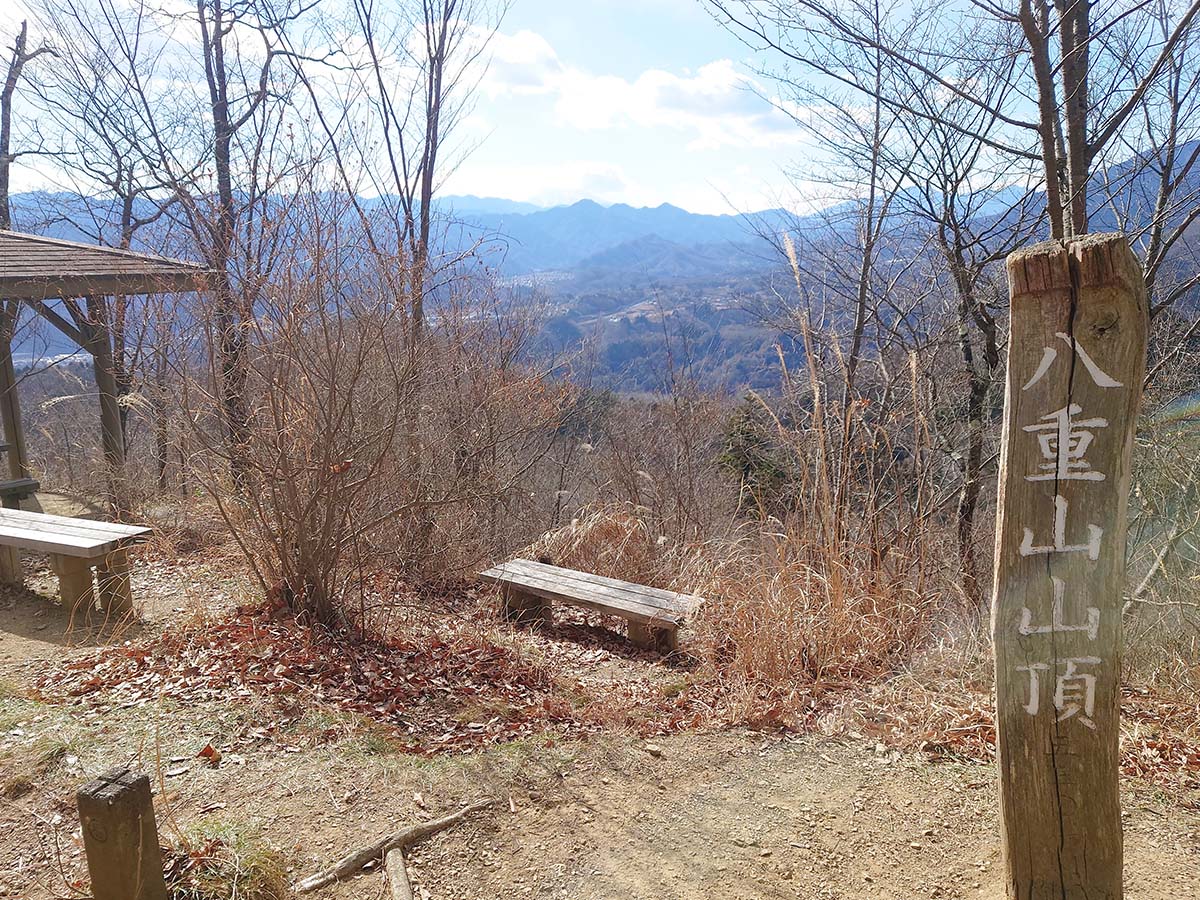 冬場は葉が落ちている木が多い分展望が良く、上野原の市街地や遠くの山々を見られる