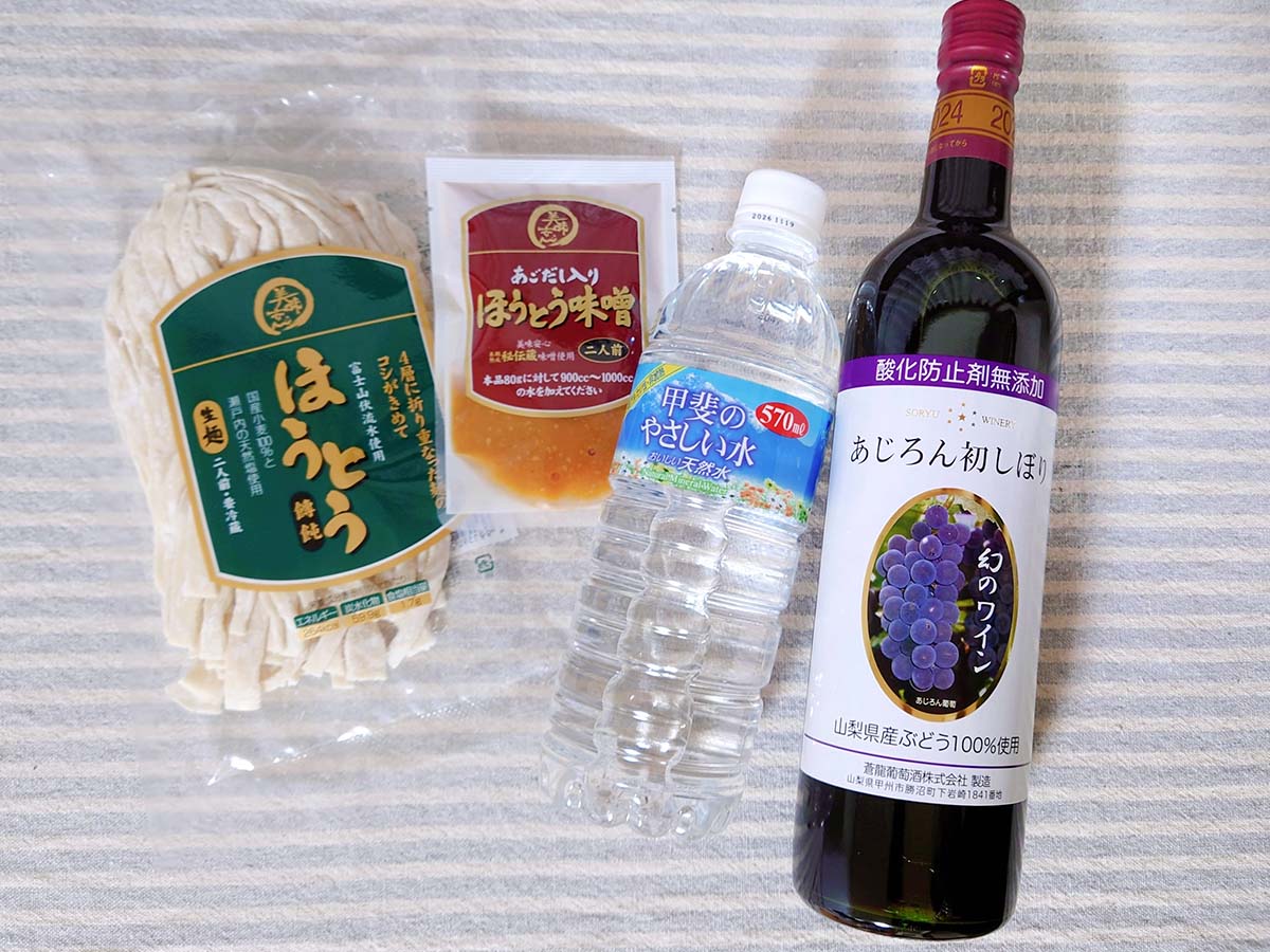 山梨の名物やお土産に出会える。時期によっては山梨産フルーツが数多く並ぶ  [食楽web]