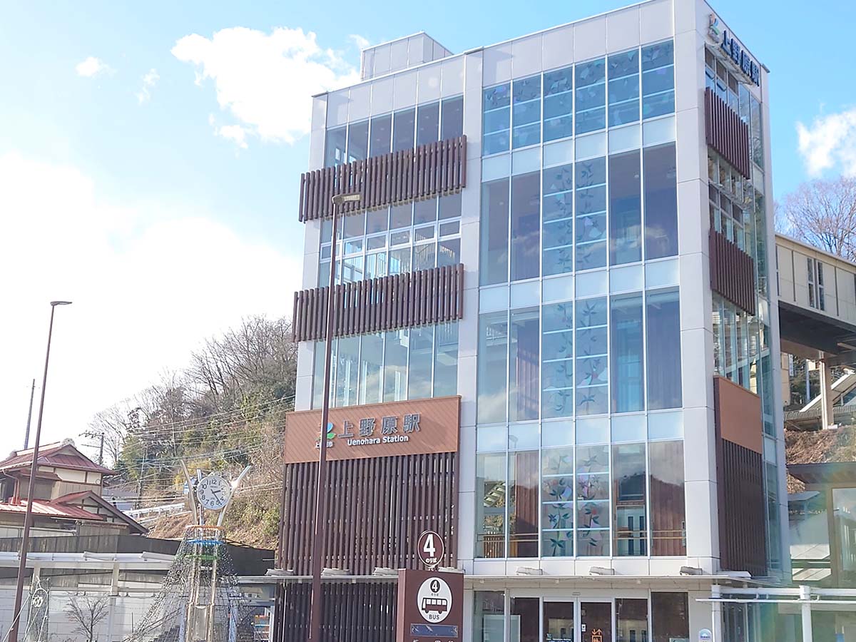 いちやまマートがある南口は観光案内所併設でお土産も買える。酒まんじゅう屋や登山口は北口から