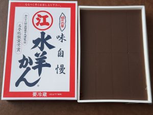 紙の箱にそのまま水ようかんが流し込まれている