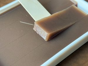 付属のヘラでふるふるっとした水ようかんを取り出して食べる