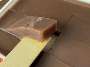 丁稚ようかんは鏡面のようにツヤツヤ