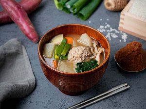 野菜や海藻、キノコ、肉や魚など、具材が溶け合う旨みもみそ汁の魅力