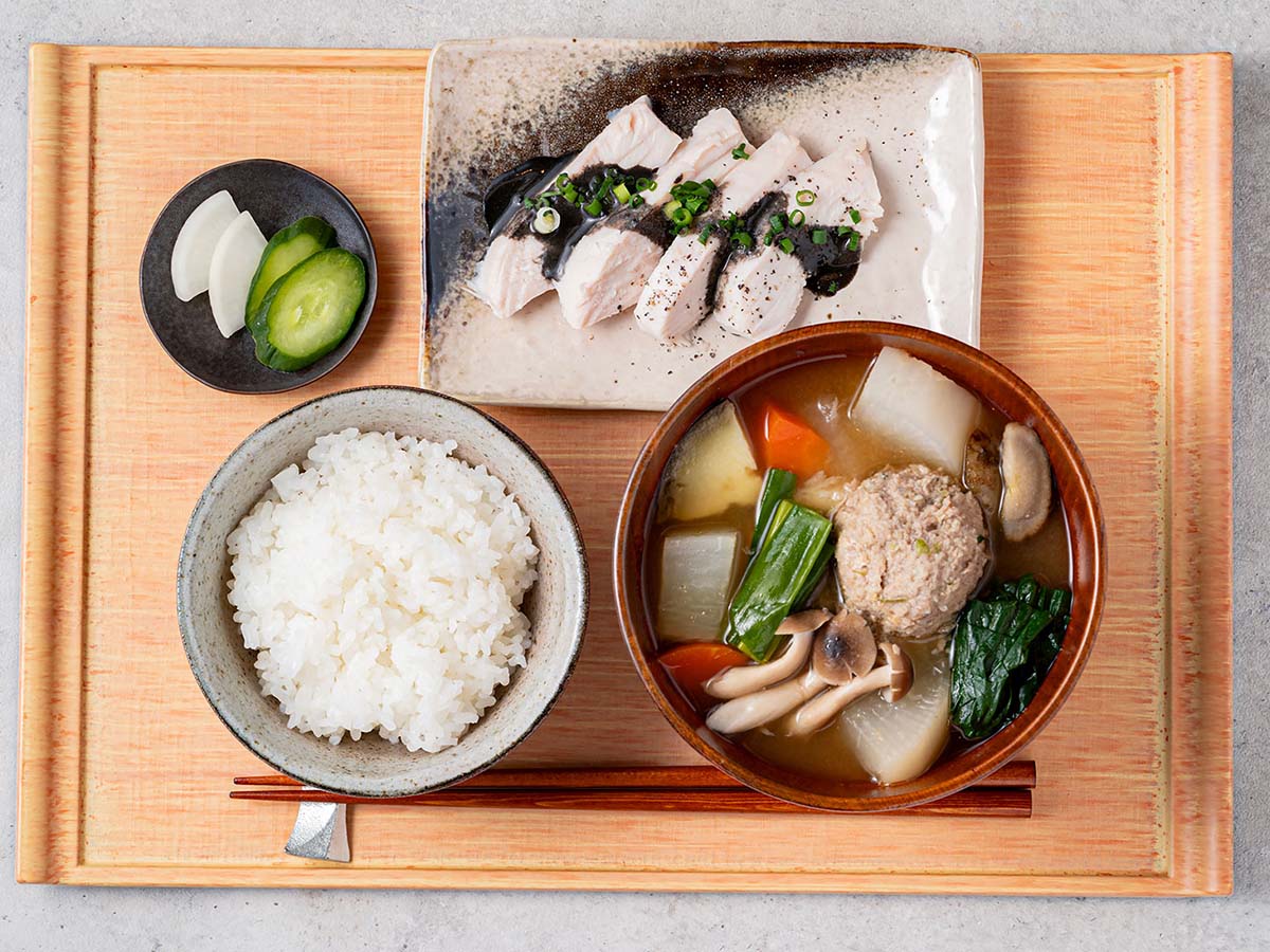 みそ汁、ご飯、蒸し鶏セット1500円 ※2月末までオープン記念価格1300円