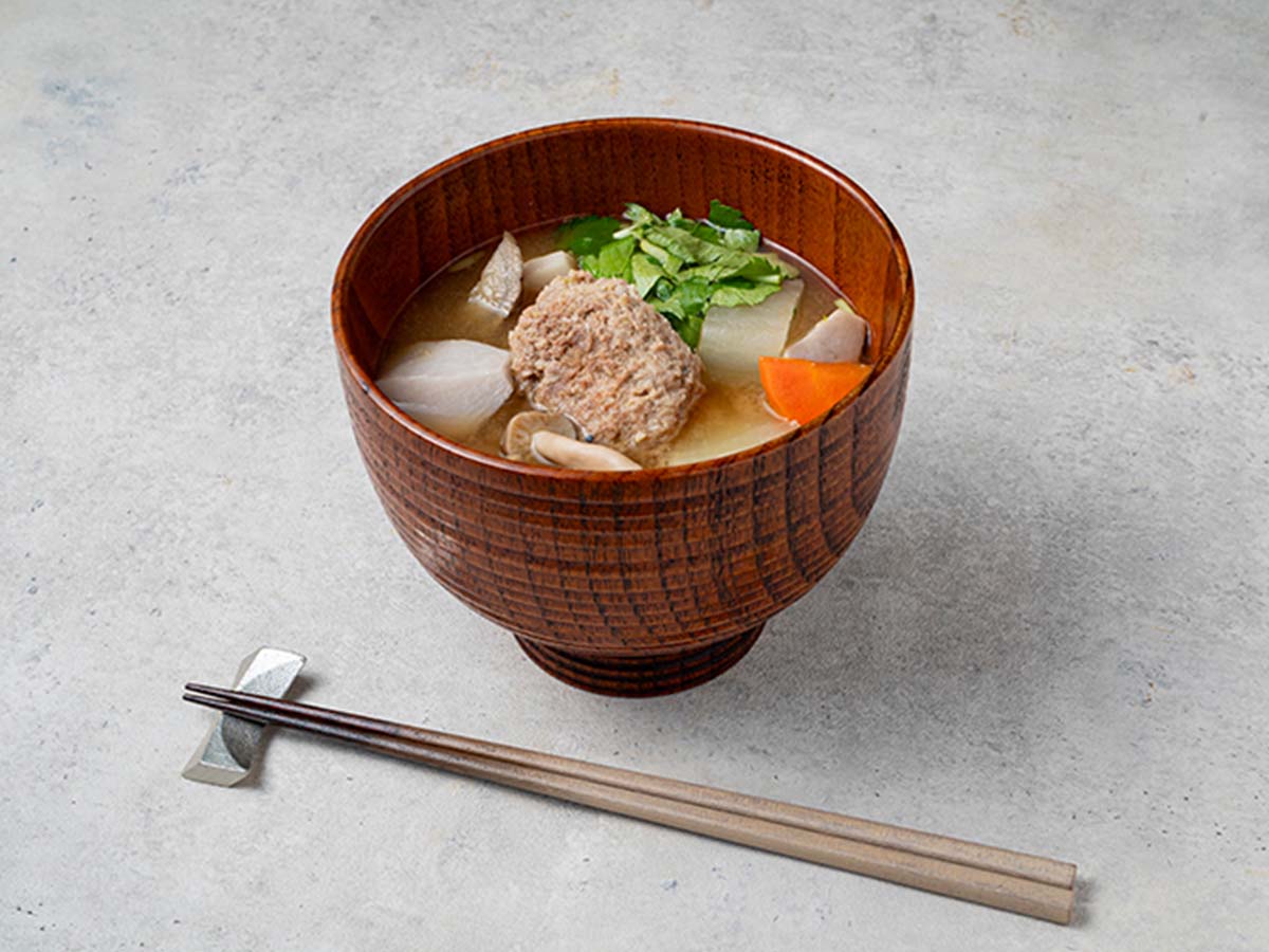 みそ汁（いわしつみれ、鶏団子入）1100円　※野菜は日によって変更あり [食楽web]