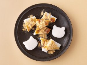 『船橋屋』の「猫カップくず餅」1個 550円