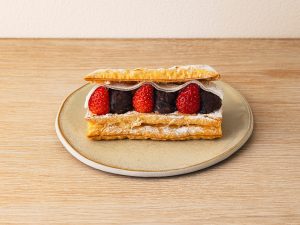 『ゆーパイむ』の「コッペパイ（いちご大福）」1個648円