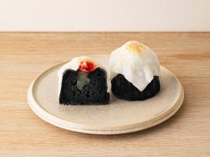 『boB』の「もちもち黒胡麻カヌレ」1個450円