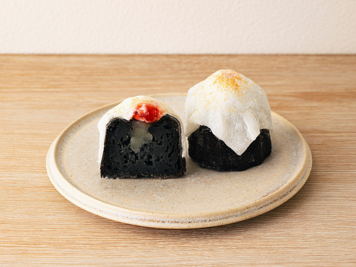 『boB』の「もちもち黒胡麻カヌレ」1個450円
