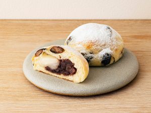 『THE STANDARD BAKERS TOKYO』の「黒豆求肥大福あんぱん」テイクアウト：346円／イートイン：352円