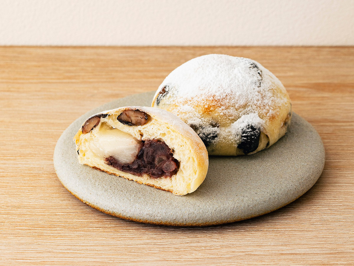 『THE STANDARD BAKERS TOKYO』の「黒豆求肥大福あんぱん」テイクアウト:346円/イートイン:352円