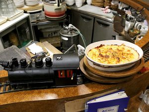 汽車で運ばれる熱々グラタン！兵庫・宝塚『どつぼどーる』の「エビのマカロニグラタン」に舌鼓