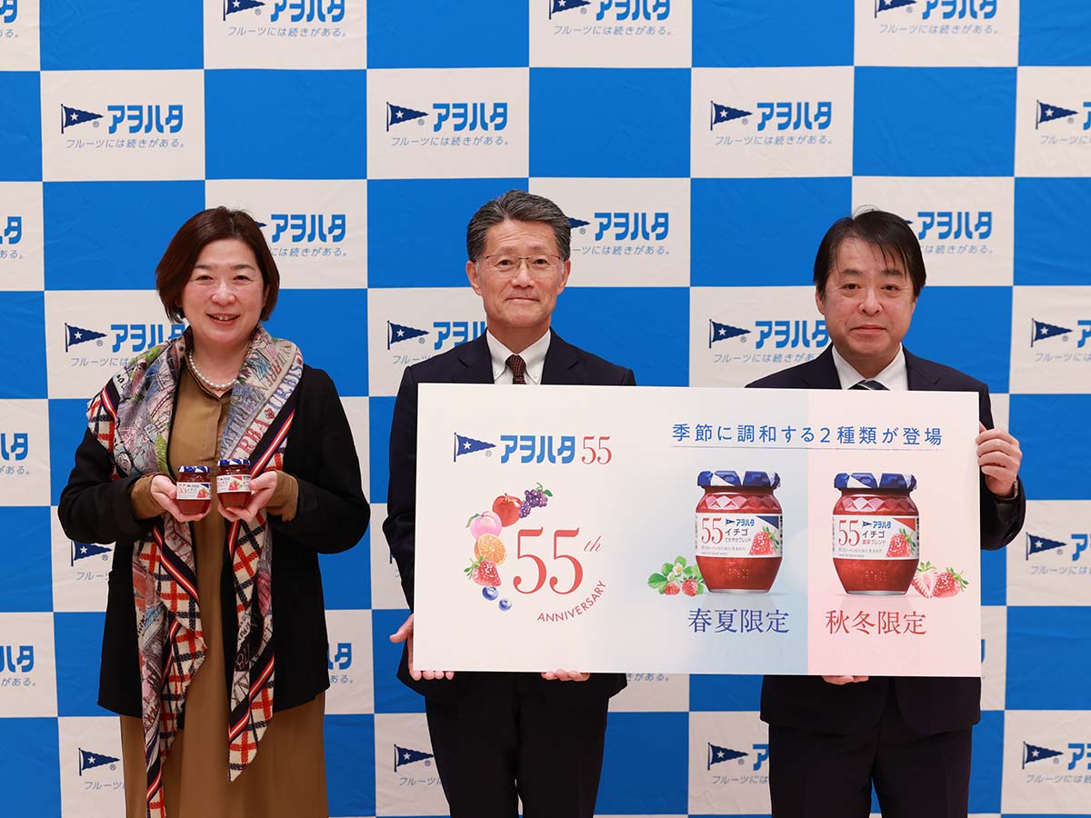 新商品発表会にて。（左から）取締役 藤原かおり氏、代表取締役社長 山本範雄氏、取締役 佐川健志氏
