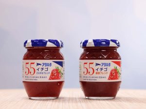（左から）春夏限定「アヲハタ 55 イチゴ さわやかブレンド」（2月～8月順次出荷）、秋冬限定「同 濃厚ブレンド」（8月～2月順次出荷）